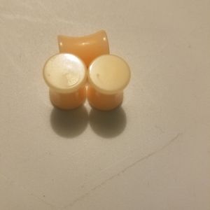0g pair of flesh colored plugs